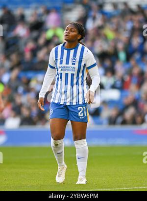 Brighton Regno Unito 19 ottobre 2024 - Madison Haley di Brighton durante la partita di football femminile della Barclays Super League tra Brighton & Hove Albion e Manchester United all'American Express Stadium , Brighton : Credit Simon Dack /TPI/ Alamy Foto Stock