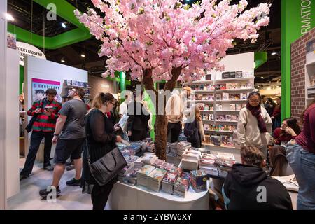 Buchmesse Frankfurt 2024 Großer Publikumsandrang bei der am Samstag für die Öffentlichkeit zugängigen Buchmesse. Buchmesse Frankfurt 2024., Frankfurt am Main Hessen Deutschland Messegelände *** Fiera del libro Francoforte 2024 grandi folle alla fiera del libro aperta al pubblico il sabato Fiera del libro Francoforte 2024 , Francoforte sul meno Hesse Germania Fiera del libro Foto Stock