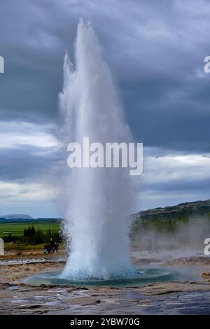 Islanda, regione Vesturland, valle Haukadalur, Geysir, eruzione del geyser Strokkur Foto Stock