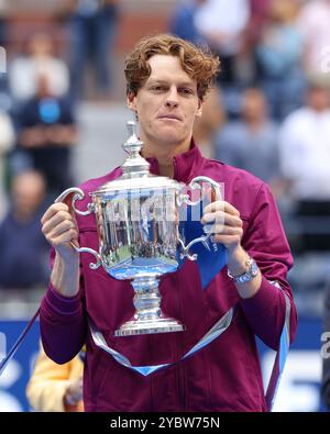 Il tennista Jannik Sinner d'Italia che detiene il trofeo durante la presentazione agli US Open 2024 Championships, Billie Jean King Tennis Center, Quee Foto Stock