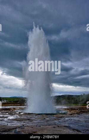 Islanda, regione Vesturland, valle Haukadalur, Geysir, eruzione del geyser Strokkur Foto Stock