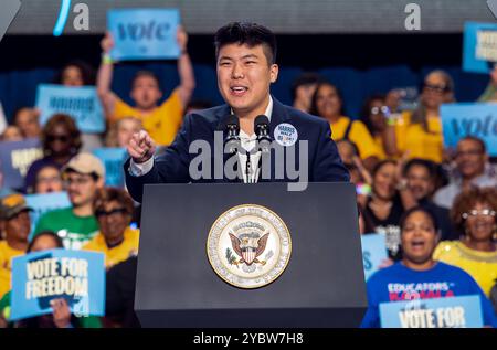 Atlanta, Stati Uniti d'America. 19 ottobre 2024. Tyler Lee, noto come "tylerthecampaigner" su Instagram, presenta formalmente la vicepresidente degli Stati Uniti Kamala Harris al Lakewood Amphitheatre di Atlanta, Georgia, durante la sua campagna presidenziale del 19 ottobre 2024. Harris ha sottolineato i temi del voto precoce, dell'unità, dell'equità e del progresso mentre raduna il sostegno prima delle prossime elezioni. Credito: Andi Rice/CNP/Sipa USA credito: SIPA USA/Alamy Live News Foto Stock