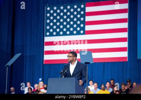 Atlanta, Georgia. 19 ottobre 2024. Ryan Wilson, fondatore e CEO di The Gathering Spot, ha sottolineato l'importanza dei proprietari di piccole imprese e il loro impatto sull'economia americana durante la visita presidenziale del vicepresidente degli Stati Uniti Kamala Harrisâ al Lakewood Amphitheatre di Atlanta, Georgia, il 19 ottobre 2024. Harris ha sottolineato i temi del voto precoce, dell'unità, dell'equità e del progresso mentre raduna il sostegno prima delle prossime elezioni. Crediti: Andi Rice/CNP/dpa/Alamy Live News Foto Stock