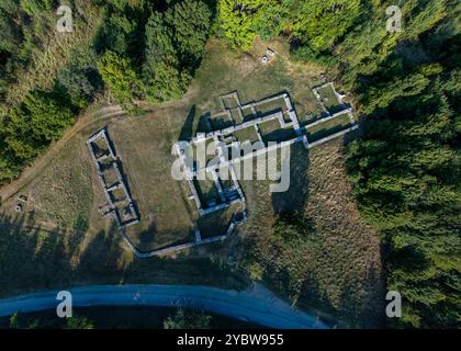 Rovine del monastero di Paolina vicino al villaggio di Pilisszentlek, Ungheria. Il nome ungherese è Palos kolostor romjai Foto Stock