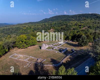 Rovine del monastero di Paolina vicino al villaggio di Pilisszentlek, Ungheria. Il nome ungherese è Palos kolostor romjai Foto Stock