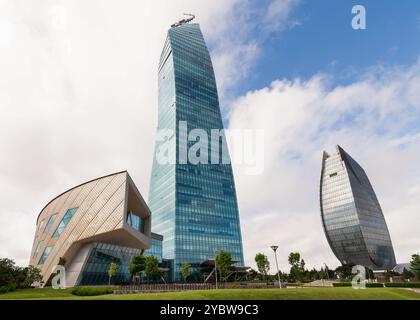 L'impressionante Torre SOCAR e la Torre Azersu dalla forma unica si innalzano in modo prominente a Baku, Azerbaigian, mostrando architettura moderna contro un cielo nuvoloso Foto Stock