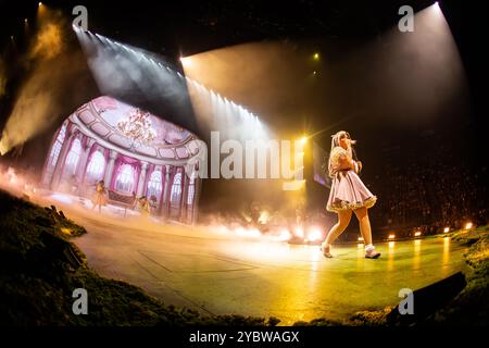 Milano Italia. 19 ottobre 2024. La cantante e cantautrice americana MELANIE MARTINEZ si esibisce dal vivo sul palco dell'Unipol Forum durante il "The Trilogy Tour". Foto Stock