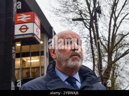 Londra, Regno Unito. 5 aprile 2024. Mick Whelan, Segretario generale dell'ASLEF union, parla ai media al picchetto fuori dalla stazione di Euston mentre i macchinisti inscenano una nuova serie di scioperi sulla retribuzione. Credito: Vuk Valcic/Alamy Foto Stock