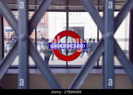 Londra, Regno Unito. 15 marzo 2023. Chiusa la stazione della metropolitana di King's Cross St Pancras, mentre i sindacati della RMT e dell'ASLEF organizzano scioperi per le pensioni e i tagli ai posti di lavoro. Credito: Vuk Valcic/Alamy Foto Stock