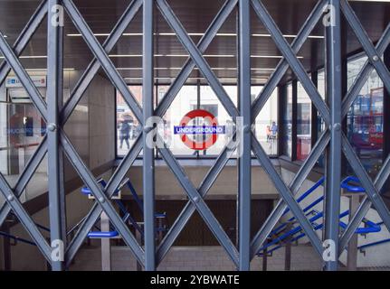 Londra, Regno Unito. 15 marzo 2023. Chiusa la stazione della metropolitana di King's Cross St Pancras, mentre i sindacati della RMT e dell'ASLEF organizzano scioperi per le pensioni e i tagli ai posti di lavoro. Credito: Vuk Valcic/Alamy Foto Stock
