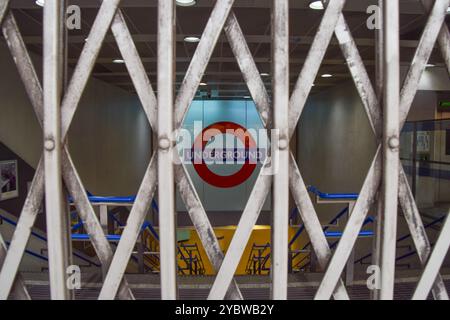 Londra, Regno Unito. 15 marzo 2023. Chiusa la stazione della metropolitana di King's Cross St Pancras, mentre i sindacati della RMT e dell'ASLEF organizzano scioperi per le pensioni e i tagli ai posti di lavoro. Credito: Vuk Valcic/Alamy Foto Stock