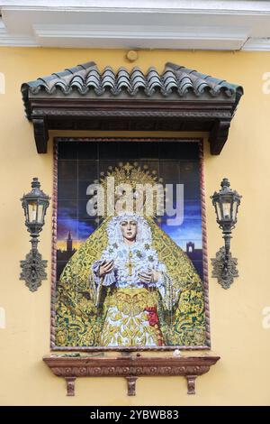 Immagine della Madonna su un muro di casa nella città vecchia di Macarena a Siviglia, Andalusia, Spagna Foto Stock