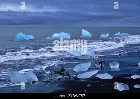 Islanda, regione di Austurland, Jökulsárlón, spiaggia Diamond: La spiaggia dei diamanti, gli iceberg di Breiðamerkurjökull gettati dalle onde Foto Stock