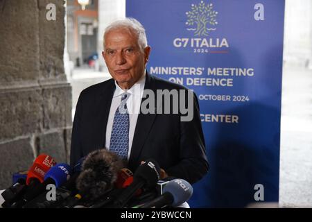 Napoli, Italia. 19 ottobre 2024. Riunione dei Ministri della difesa del G7 Italia 2024: Il Vicepresidente della Commissione europea Josep Borrell incontra i giornalisti durante l'incontro tenutosi al Palazzo reale di Napoli. (Foto di Pasquale Gargano/Pacific Press) credito: Pacific Press Media Production Corp./Alamy Live News Foto Stock