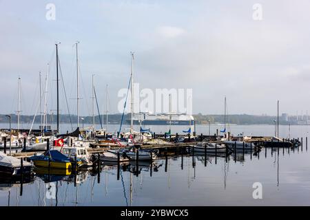 Kiel, Deutschland, 18 anni. OTT. 2024 herbstliche Impressionen vom Kieler Hafen entlang der Kiellinie *** Kiel, Germania, 18 ottobre 2024 impressioni autunnali del porto di Kiel lungo il Kiellinie Foto Stock