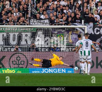 Sport, calcio, Bundesliga, 2024/2025, Borussia Moenchengladbach vs. 1. FC Heidenheim 3-2, Stadium Borussia Park, scena della partita, 2-1 goal Gladbach di rigore derivante da un fallo, portiere Kevin Mueller (Heidenheim), marcatore Tim Kleindienst (MG), Julian Weigl (MG), I REGOLAMENTI DFL VIETANO QUALSIASI USO DI FOTOGRAFIE COME SEQUENZE DI IMMAGINI E/O QUASI-VIDEO Foto Stock