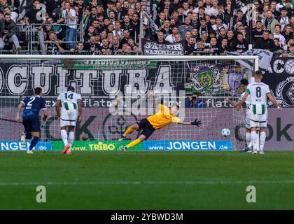 Sport, calcio, Bundesliga, 2024/2025, Borussia Moenchengladbach vs. 1. FC Heidenheim 3-2, Stadium Borussia Park, scena della partita, 2-1 goal Gladbach di rigore derivante da un fallo, f.l.t.r. Marnon Busch (Heidenheim), Alassane plea (MG), portiere Kevin Mueller (Heidenheim), marcatore Tim Kleindienst (MG), Julian Weigl (MG), I REGOLAMENTI DFL VIETANO QUALSIASI USO DI FOTOGRAFIE O QUASI SEQUENZE DI IMMAGINI Foto Stock