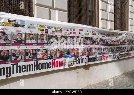 Un memoriale improvvisato per le vittime degli attacchi terroristici di Hamas contro Israele nel quartiere ebraico di Roma Foto Stock