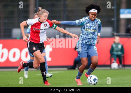 Rotterdam, Paesi Bassi. 20 ottobre 2024. ROTTERDAM, 20-10-2024, Varkenoord, Azerion Eredivisie vrouwen, Feyenoord - Ajax (donne), stagione 2024/2025, durante la partita Feyenoord - Ajax (donne), Maruschka Waldus, Lilly Yohannes Foto Stock