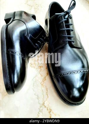 Scarpe su misura di alta qualità fatte a mano in Gran Bretagna. Captoe derby perforato nero. Vista laterale e frontale Foto Stock