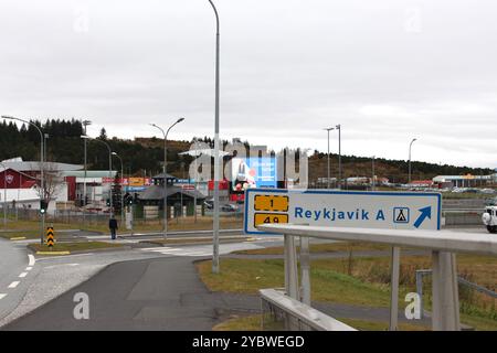 Reykjavik, Islanda - settembre 28 2024: Una fotografia di strade e segnali stradali a Reykjavik. Centro industriale urbano Foto Stock