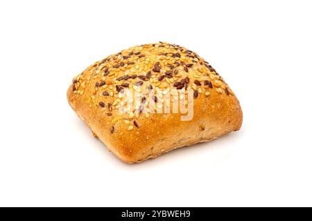 Primo piano di un piccolo panino ricoperto di vari semi su sfondo bianco. Foto Stock