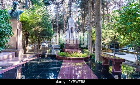 Una foto scattata nella Alley of Honor di Baku. Un luogo commemorativo di importanti persone dell'Azerbaigian. Baku, Azerbaigian. 06.16.2024. Foto Stock