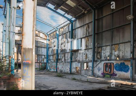 Le rovine di una vecchia fabbrica vicino a Matlock, Derbyshire, Inghilterra Foto Stock