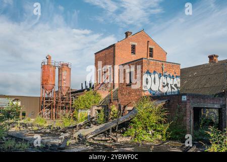 Una fabbrica abbandonata vicino a Matlock, Derbyshire, Inghilterra Foto Stock