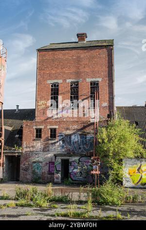 Un edificio abbandonato e vandalizzato vicino a Matlock, Derbyshire, East Midlands, Inghilterra Foto Stock