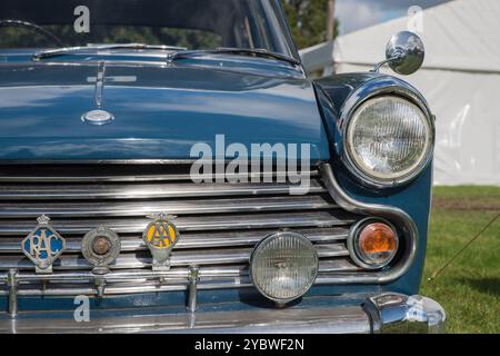 Vista frontale di una Morris Oxford blu del 1966 con foglight e badge da club per RAC e AA Foto Stock