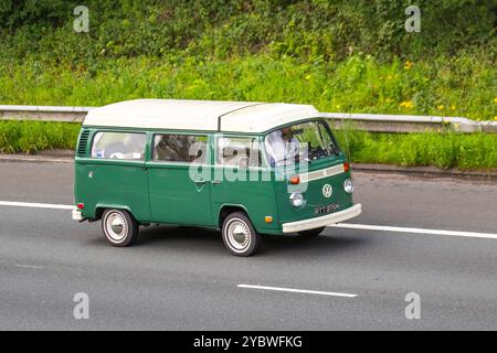 Anni '1974 70, Green VW Volkswagen Car benzina 1800 cc, furgone camper con finestra sulla baia, che viaggia sull'autostrada M6, Regno Unito Foto Stock