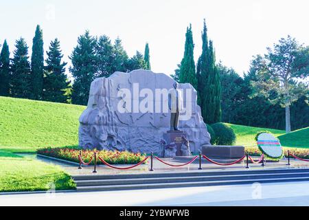 Una foto scattata nella Alley of Honor di Baku. Un luogo commemorativo di importanti persone dell'Azerbaigian. Baku, Azerbaigian. 06.16.2024. Foto Stock