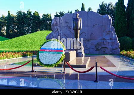 Una foto scattata nella Alley of Honor di Baku. Un luogo commemorativo di importanti persone dell'Azerbaigian. Baku, Azerbaigian. 06.16.2024. Foto Stock