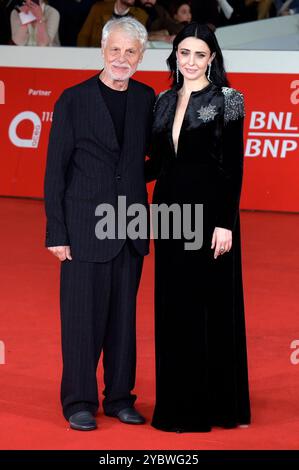 Michele Placido mit Ehefrau Federica vincenti bei der Premiere des Kinofilms eterno visionario auf dem 19. Internationalen Filmfestival von Rom / Festa del Cinema di Roma 2024 im Auditorium Parco della musica. ROM, 19.10.2024 *** Michele Placido con la moglie Federica vincenti alla prima del lungometraggio eterno visionario al 19 Festival Internazionale del Cinema di Roma 2024 nell'Auditorium Parco della musica Roma, 19 10 2024 foto:XA.XM.xTinghinox/xFuturexImagex visionario 4108 Foto Stock