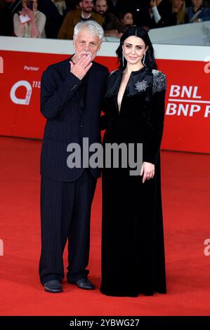 Michele Placido mit Ehefrau Federica vincenti bei der Premiere des Kinofilms eterno visionario auf dem 19. Internationalen Filmfestival von Rom / Festa del Cinema di Roma 2024 im Auditorium Parco della musica. ROM, 19.10.2024 *** Michele Placido con la moglie Federica vincenti alla prima del lungometraggio eterno visionario al 19 Festival Internazionale del Cinema di Roma 2024 nell'Auditorium Parco della musica Roma, 19 10 2024 foto:XA.XM.xTinghinox/xFuturexImagex visionario 4104 Foto Stock