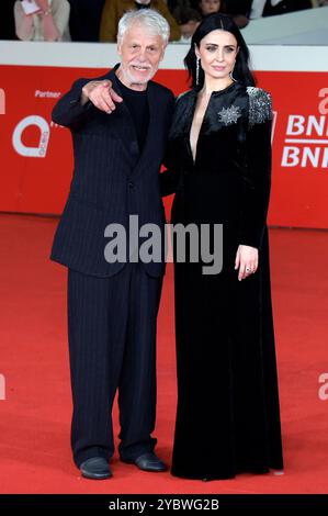 Michele Placido mit Ehefrau Federica vincenti bei der Premiere des Kinofilms eterno visionario auf dem 19. Internationalen Filmfestival von Rom / Festa del Cinema di Roma 2024 im Auditorium Parco della musica. ROM, 19.10.2024 *** Michele Placido con la moglie Federica vincenti alla prima del lungometraggio eterno visionario al 19 Festival Internazionale del Cinema di Roma 2024 nell'Auditorium Parco della musica Roma, 19 10 2024 foto:XA.XM.xTinghinox/xFuturexImagex visionario 4106 Foto Stock