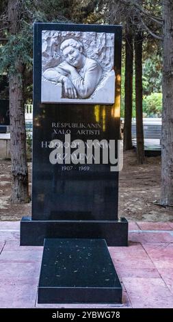 Una foto scattata nella Alley of Honor di Baku. Un luogo commemorativo di importanti persone dell'Azerbaigian. Baku, Azerbaigian. 06.16.2024. Foto Stock