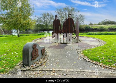 Sagome di soldati di metallo sul RAF 47 Squadron Memorial al National Memorial Arboretum, Alrewas vicino a Lichfield, Staffordshire, Inghilterra, Regno Unito Foto Stock