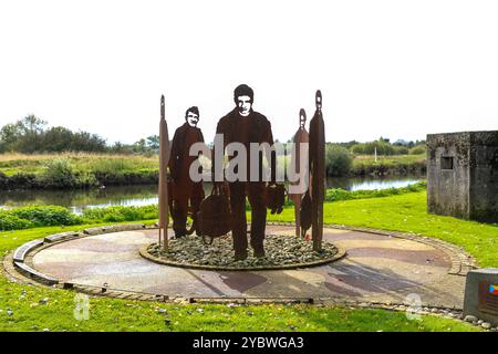 Sagome di soldati di metallo sul RAF 47 Squadron Memorial al National Memorial Arboretum, Alrewas vicino a Lichfield, Staffordshire, Inghilterra, Regno Unito Foto Stock