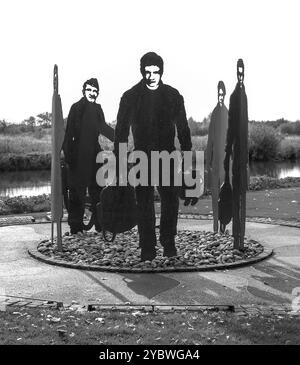 Sagome di soldati di metallo sul RAF 47 Squadron Memorial al National Memorial Arboretum, Alrewas vicino a Lichfield, Staffordshire, Inghilterra, Regno Unito Foto Stock