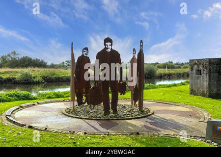 Sagome di soldati di metallo sul RAF 47 Squadron Memorial al National Memorial Arboretum, Alrewas vicino a Lichfield, Staffordshire, Inghilterra, Regno Unito Foto Stock