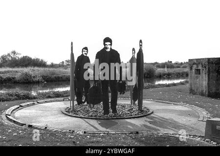 Sagome di soldati di metallo sul RAF 47 Squadron Memorial al National Memorial Arboretum, Alrewas vicino a Lichfield, Staffordshire, Inghilterra, Regno Unito Foto Stock