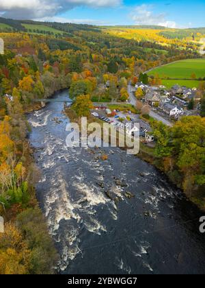 Vista aerea dal drone del fiume Tay nel villaggio di Grandtully nei colori autunnali, Perth e Kinross, Scozia Regno Unito Foto Stock