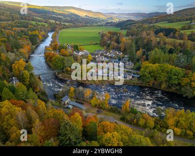 Vista aerea dal drone del fiume Tay nel villaggio di Grandtully nei colori autunnali, Perth e Kinross, Scozia Regno Unito Foto Stock