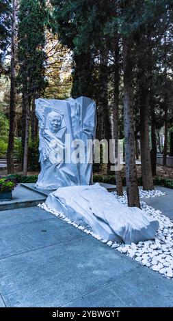 Una foto scattata nella Alley of Honor di Baku. Un luogo commemorativo di importanti persone dell'Azerbaigian. Baku, Azerbaigian. 06.16.2024. Foto Stock