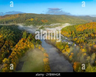 Vista aerea dal drone del fiume Tay nella nebbia mattutina nei colori autunnali a Dunkeld, Perthshire, Scozia Regno Unito Foto Stock