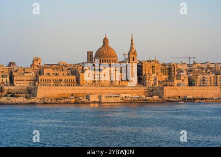 Skyline di la Valletta con la Cattedrale Anglicana di San Paolo e la Basilica di nostra Signora del Carmelo al tramonto, Malta Foto Stock