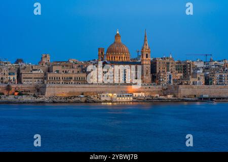 Vista serale di la Valletta con la Cattedrale Anglicana di San Paolo e la Basilica di nostra Signora del Carmelo, Malta Foto Stock