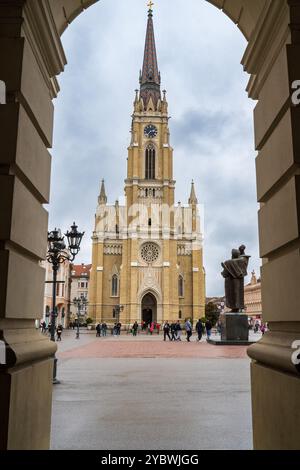 Storia che incornicia: La Chiesa del nome di Maria e il Monumento a Svetozar Miletić nella Piazza della libertà di Novi Sad. Serbia 2024 Foto Stock